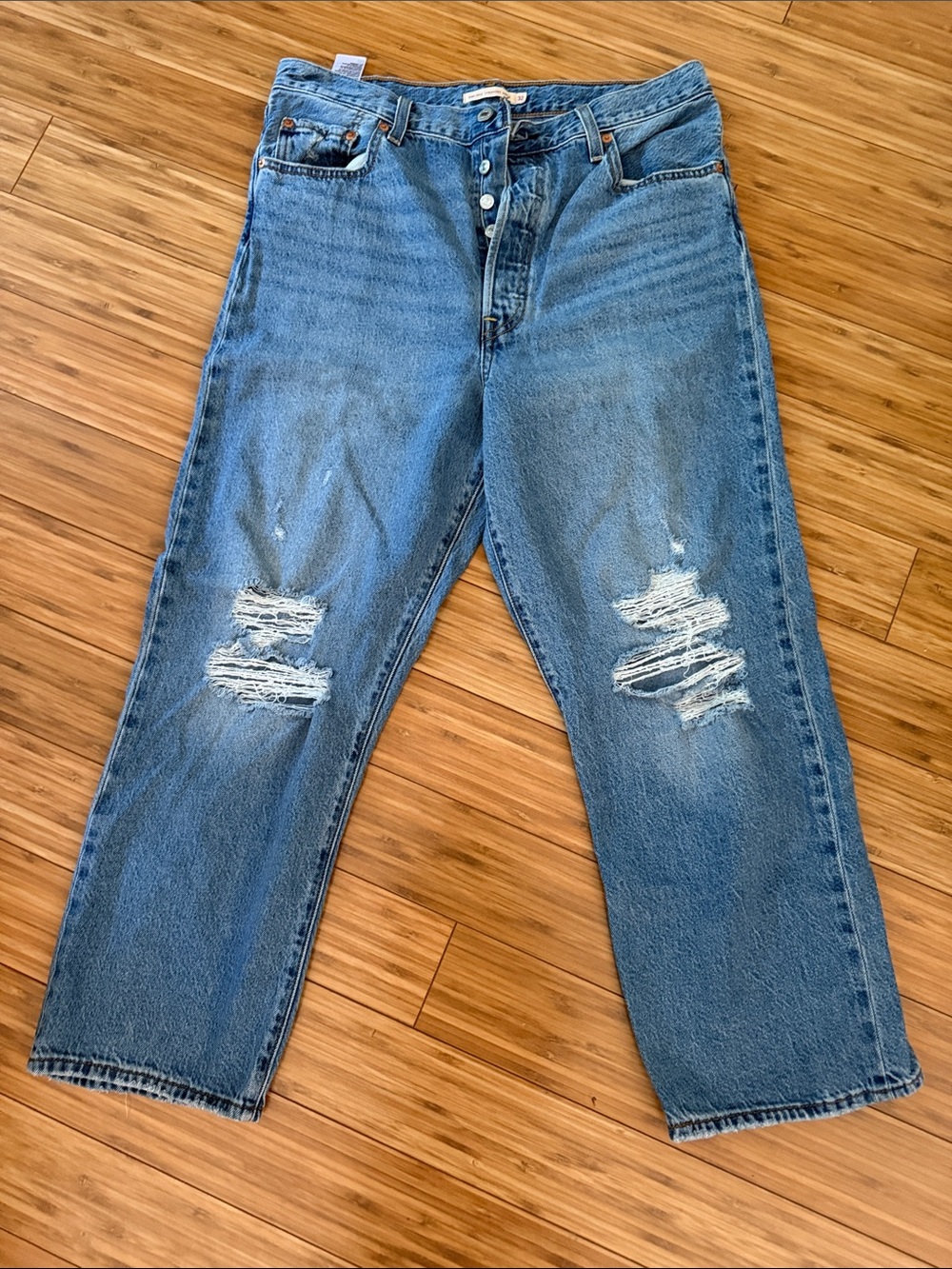Levi’s Women’s Distressed Ribcage Straight Ankle jeans